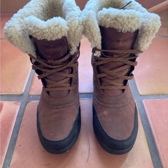 Sorel Tivoli IV Winter Boots with Faux Fur - Picture 2 of 8